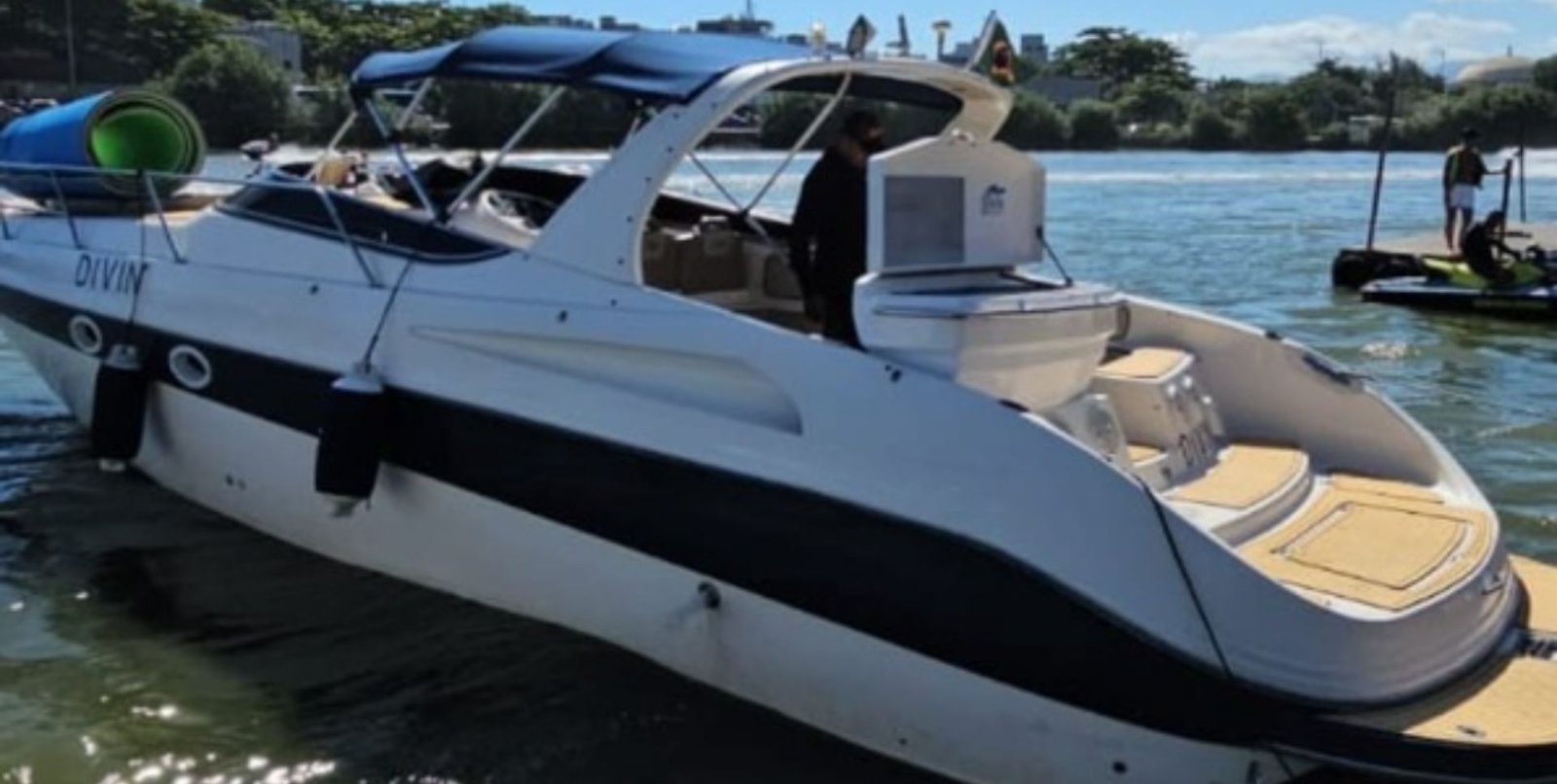 Runner 38 Pés Divin Aluguel de Lanchas e Iates Love Boat Rio de Janeiro RJ